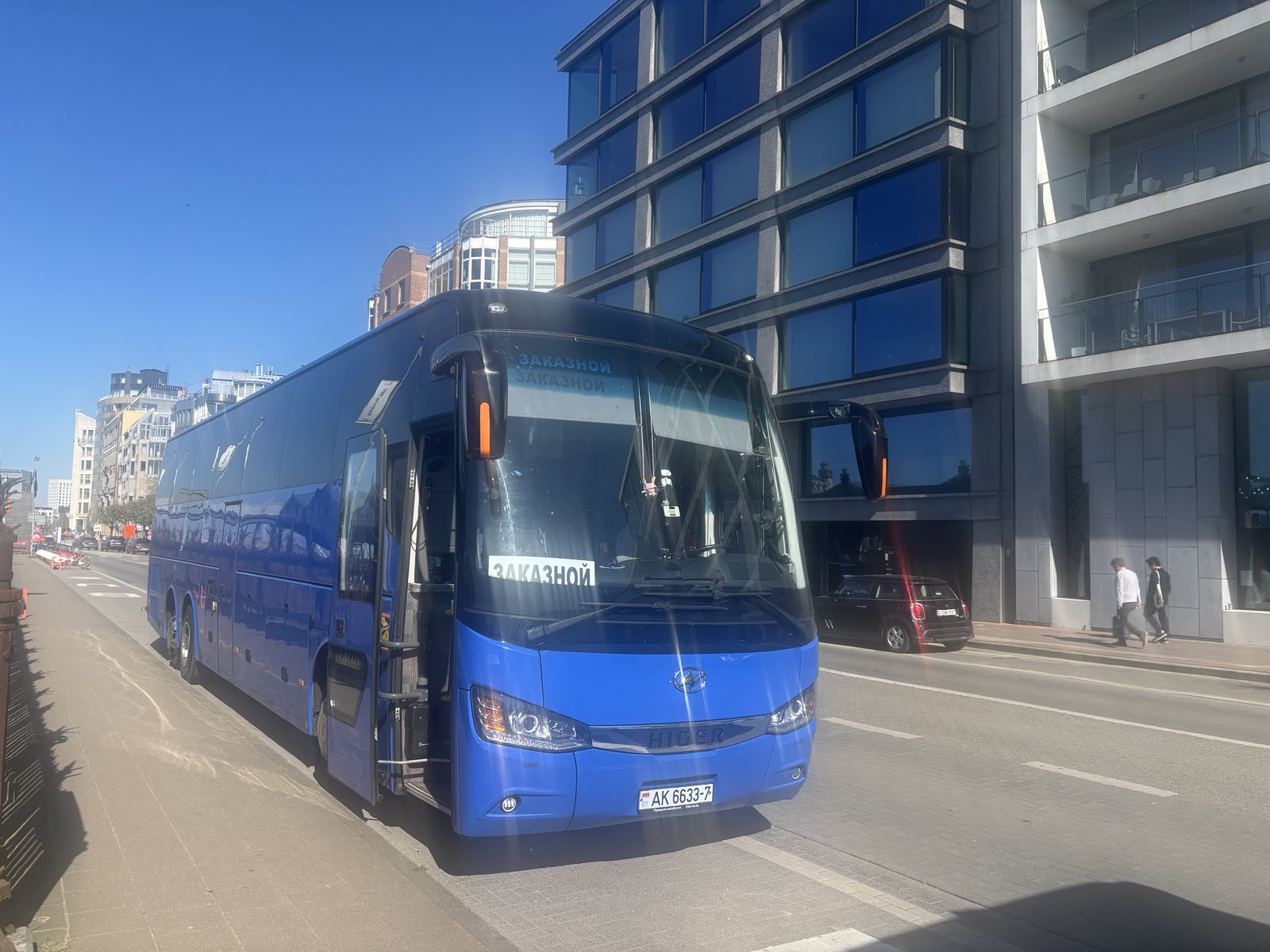 Автобус ожидает пассажиров для поездки