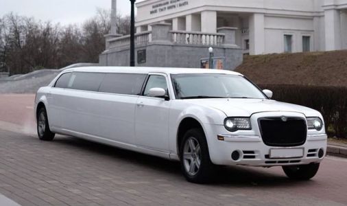Chrysler 300C белый